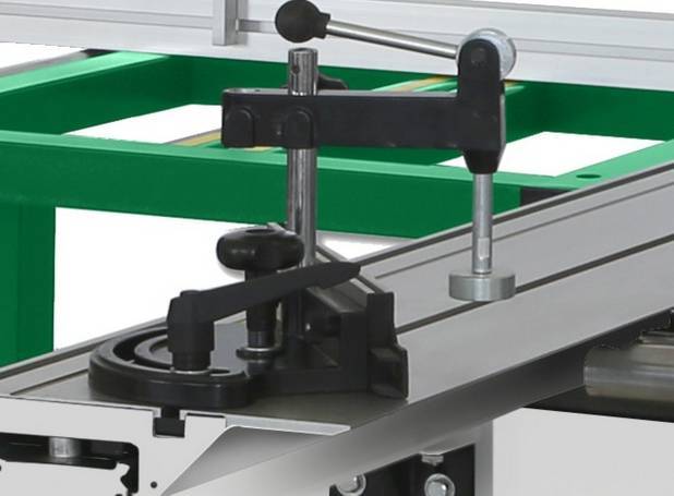 Зажимное устройство может перемещаться вдоль всей подвижной каретки. Зажимное устройство может перемещаться вдоль всей подвижной каретки.