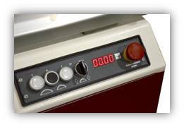 СОВРЕМЕННЫЕ ТЕХНОЛОГИИ УПРАВЛЕНИЯ Удобный и эргономичный пульт управления станком распола-гается на передней панели. Станок P-45 F – Оснащен электрическим подъемом/опусканием пильного диска, и Ручным наклоном с цифровой индикацией угла наклона на передне