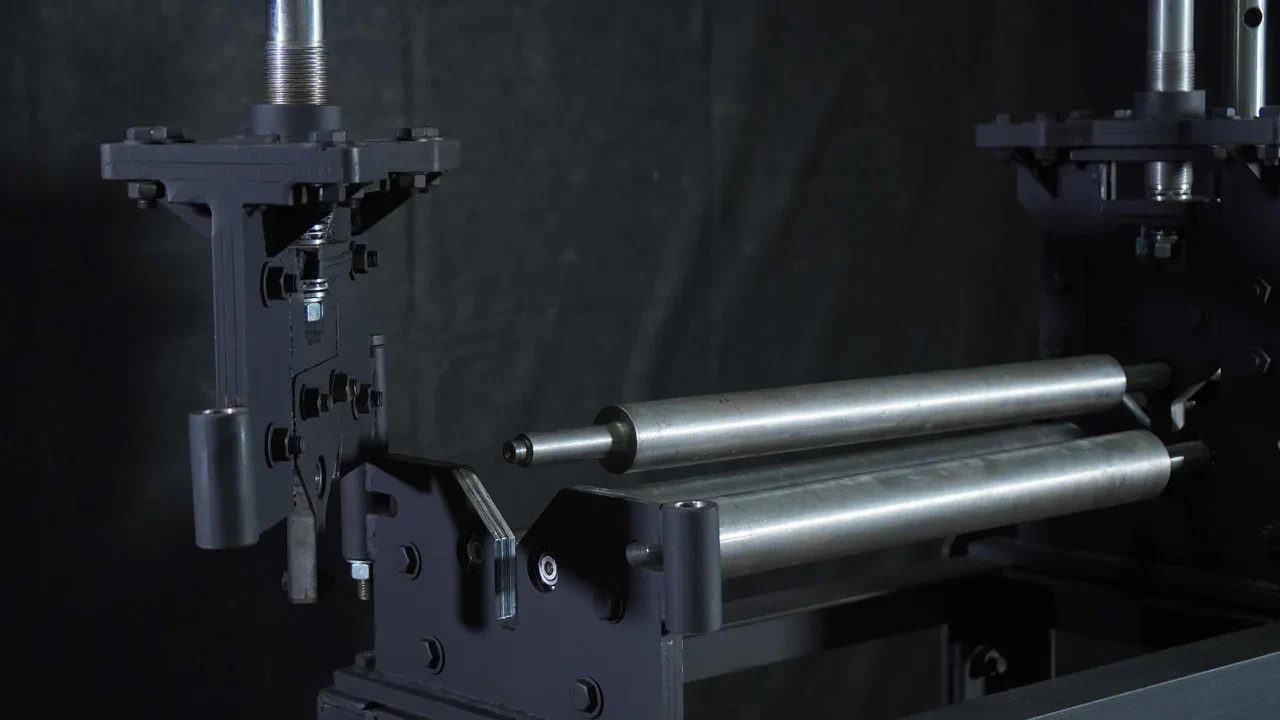 Станок вальцовочный трех-валковый ручной RM-1500х2 Станок вальцовочный трех-валковый ручной RM-1500х2