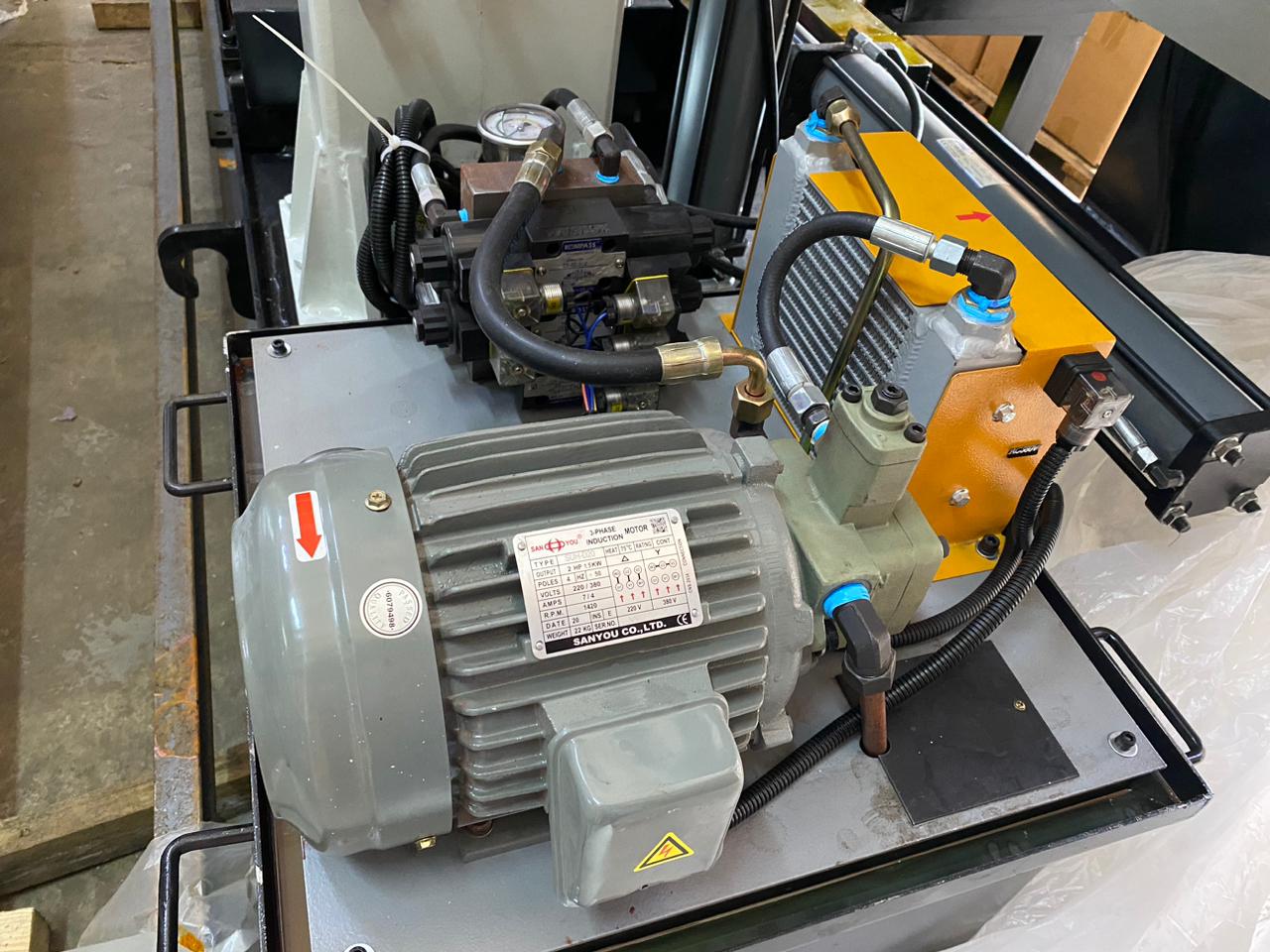 Станок ленточнопильный полуавтоматический двухколонный Stalex SBS-650